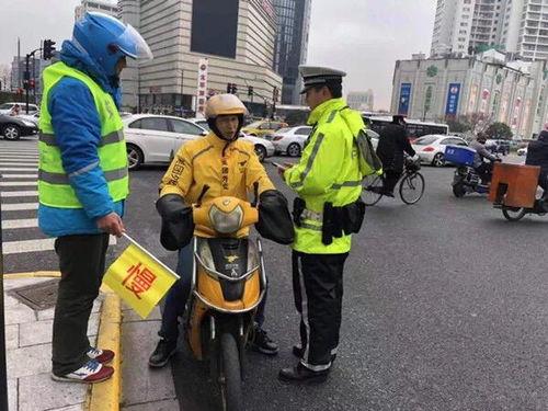 骑手小哥吃瓜图片,一瓜解千愁